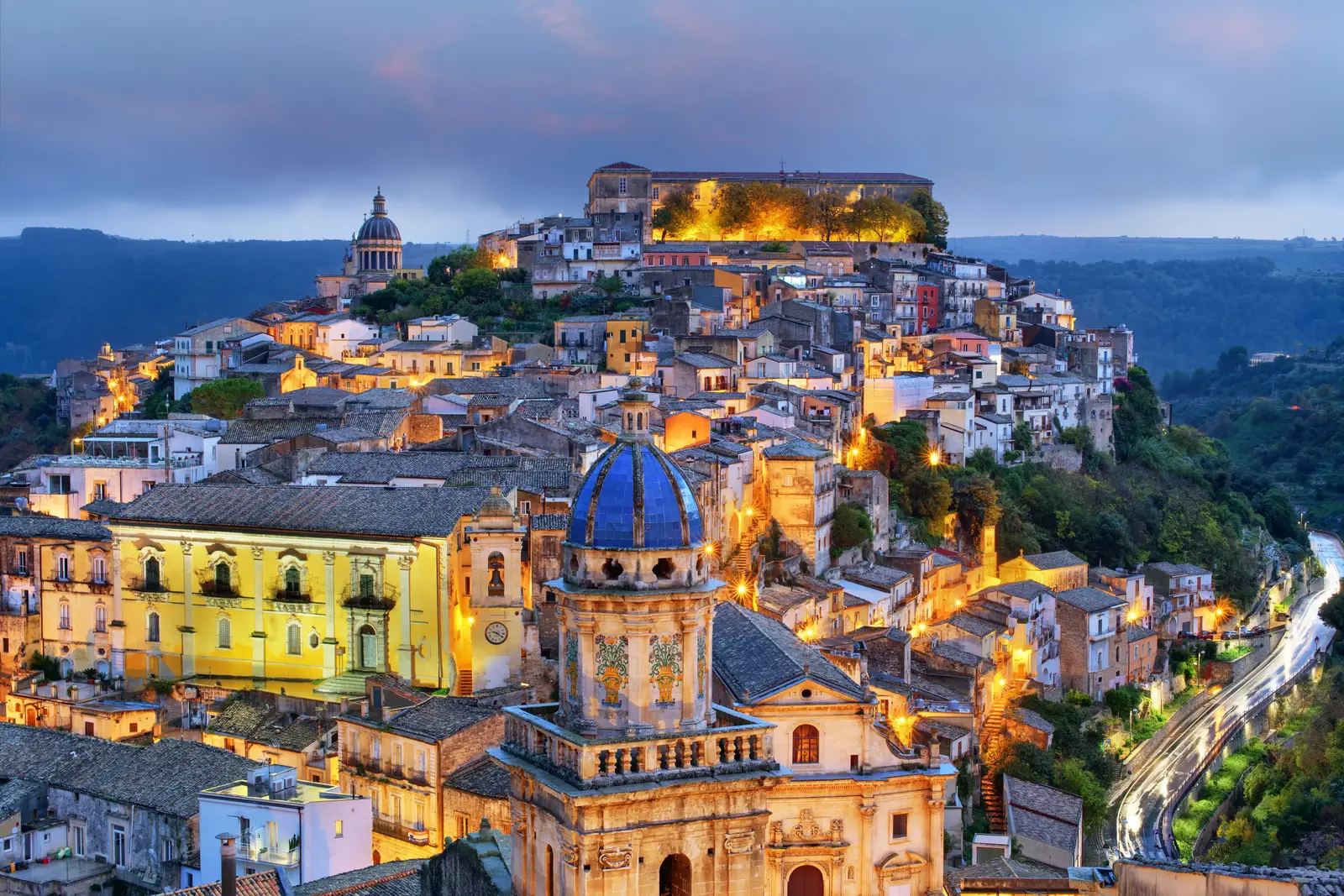 Ragusa Ibla di notte vista dall'alto
